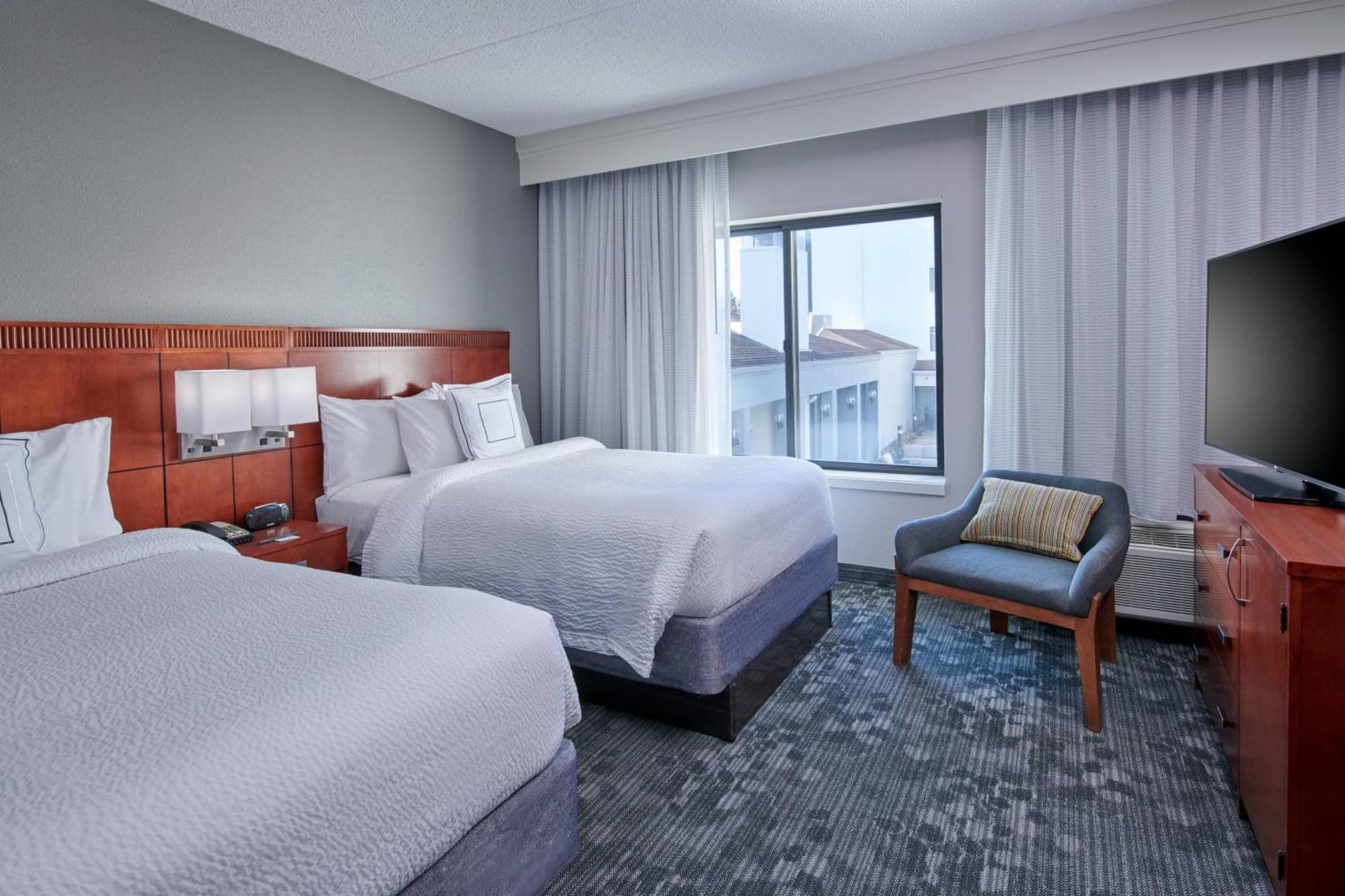 Courtyard By Marriott Castleton Hotel 3*